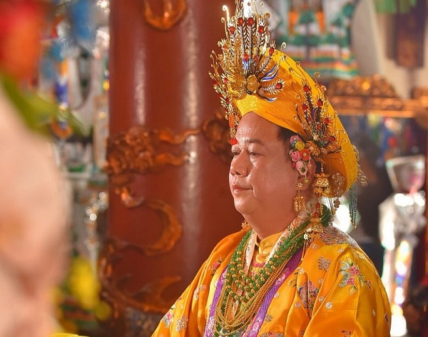 Nghệ nhân dân gian Nguyễn Tiến Nghĩa đang thực hiện nghi lễ hầu đồng