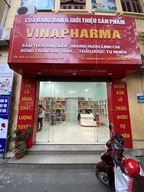 Cửa hàng bán và giới thiệu sản phẩm Vinapharma nhưng bên trong không có sản phẩm của Vinapharma