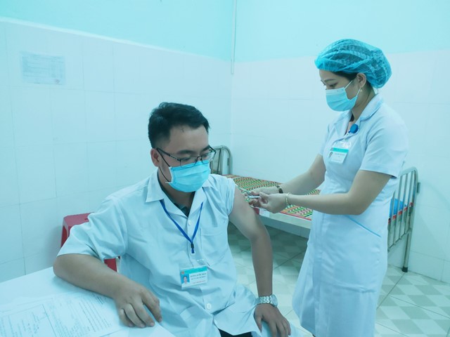 Tiêm chủng vaccine covid-19 cho cán bộ y tế tại tỉnh Quảng Nam