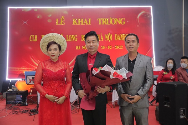 (Từ trái qua phải) Chủ nhiệm CLB Ms Phi Phi chụp ảnh lưu niệm với ông Nguyễn Thiết Cương - Tổng trọng tài khiêu vũ thể thao Quốc gia - Phó Chủ tịch Hiệp hội khiêu vũ Quốc gia Việt Nam và ông Hoàng Long chồng của Ms Phi Phi