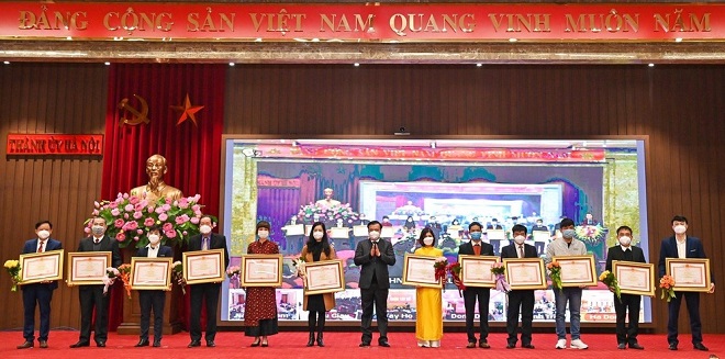 Bí thư Thành ủy Hà Nội Đinh Tiến Dũng trao tặng Bằng khen của Thủ tướng Chính phủ cho các tập thể có thành tích xuất sắc