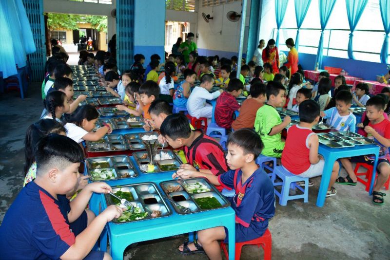Tổ chức bữa ăn học đường, đảm bảo dinh dưỡng hợp lý trong trường học