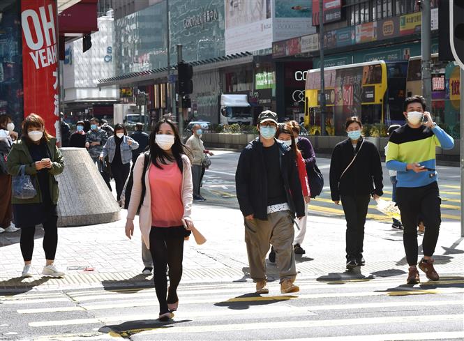 Người dân đeo khẩu trang phòng dịch Covid-19 tại Hong Kong, Trung Quốc, ngày 11/02/2022 (Ảnh: THX/ TTXVN)