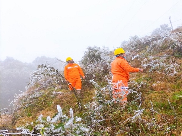 Những người lính áo cam vượt băng giá đảm bảo cấp điện cho Nhân dân