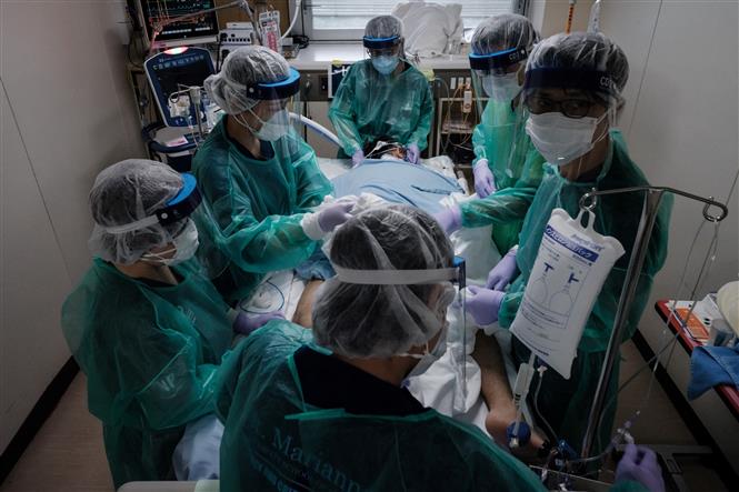 Nhân viên y tế điều trị cho bệnh nhân Covid-19 tại bệnh viện ở Yokohama, Nhật Bản (Ảnh: AFP/TTXVN)