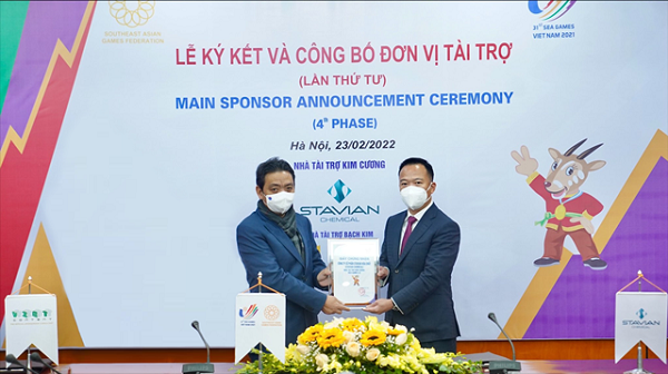 Ông Hoàng Đạo Cương trao chứng nhận Nhà tài trợ Kim cương cho ông Đinh Đức Thắng - Chủ tịch HĐQT Stavian Chemical
