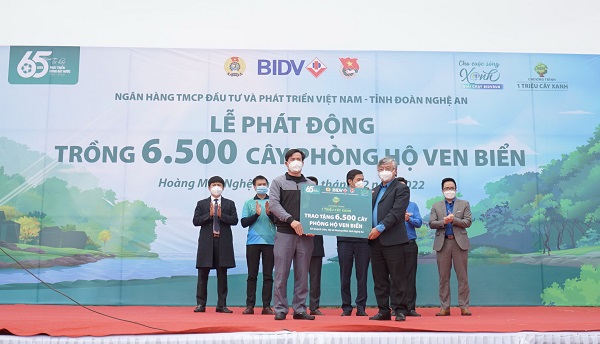 BIDV trao tặng 6.500 cây phòng hộ ven biển tại xã Quỳnh Liên, thị xã Hoàng Mai, tỉnh Nghệ An