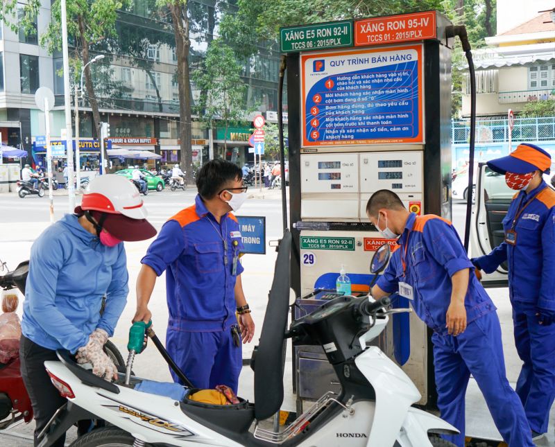 Chuyên gia lý giải nguyên nhân vì sao giá xăng dầu ở Việt Nam đột ngột tăng mạnh
