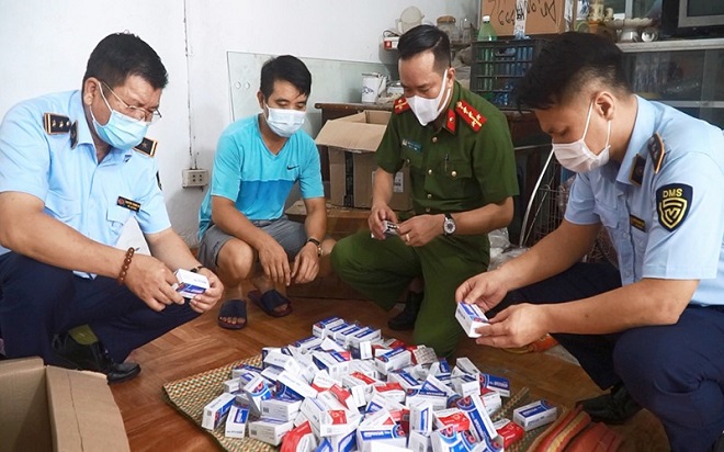 Hàng trăm hộp thuốc điều trị COVID-19 không rõ nguồn gốc bị phát hiện tại một điểm kinh doanh trên đường Đại Mỗ, quận Nam Từ Liêm, Hà Nội.