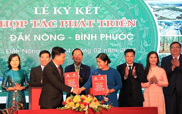 Lãnh đạo 2 tỉnh Đắk Nông và Bình Phước ký kết chương trình hợp tác phát triển giai đoạn 2022-2025