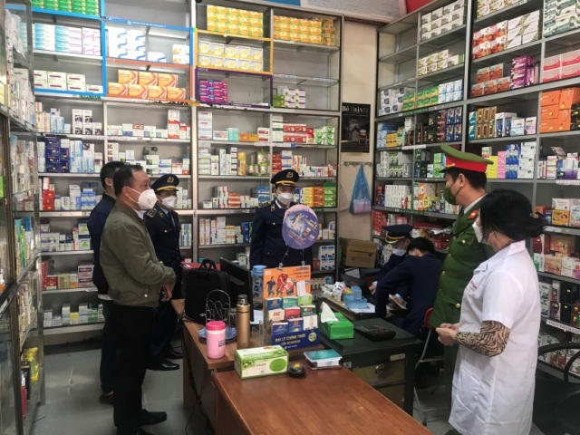 Lực lượng chức năng phối hợp kiểm tra các nhà thuốc trên địa bàn thành phố Vinh