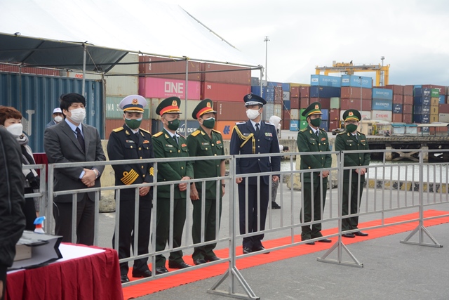 Lễ đón tàu diễn ra tại cảng Tiên Sa với sự tham gia của đại diện Bộ Tư lệnh Vùng 03 Hải quân, Bộ Tư lệnh Quân khu 05, Cục Đối ngoại (Bộ Quốc phòng) cùng đại diện các sở ngành Đà Nẵng