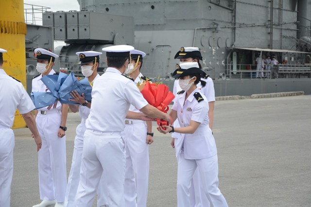 TP. Đà Nẵng và Bộ Tư lệnh Vùng 03 Hải quân đã tặng hoa, chào mừng Đại tá II Masaaki và các thành viên trong đoàn đến thăm Thành phố