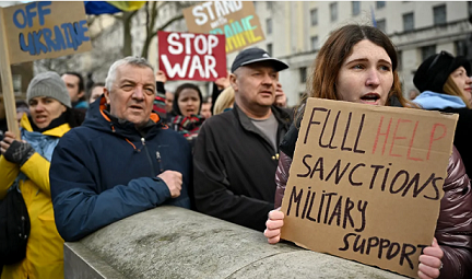 Những người dân Ukraine ở Anh biểu tình phản đối việc Nga tấn công Ukraine.