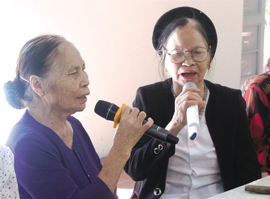 Nghệ nhân Ưu tú Tạ Thị Hình (Quan họ Bắc Ninh, bên phải) được đề nghị xét tặng danh hiệu Nghệ nhân Nhân dân.