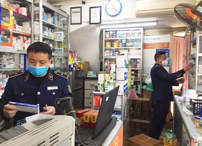 Lực lượng Quản lý thị trường Hà Nội kiểm tra hoạt động kinh doanh cửa hàng thuốc tân dược trên địabàn