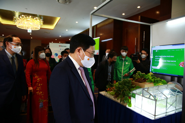 Phó Thủ tướng Thường trực Phạm Bình Minh thăm khu trưng bày sản phẩm thân thiện với môi trường - Ảnh: VGP/Hải Minh