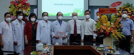 GS.BS Trần Đông A cùng tập thể lãnh đạo Bệnh viện Nhi đồng 2 TP. Hồ Chí Minh tiếp đoàn lãnh đạo TPHCM