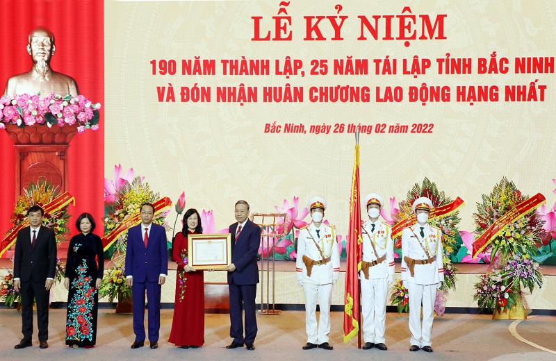 Thừa ủy quyền, Bộ trưởng Bộ Công an Tô Lâm trao Huân chương Lao động hạng Nhất cho tỉnh Bắc Ninh.