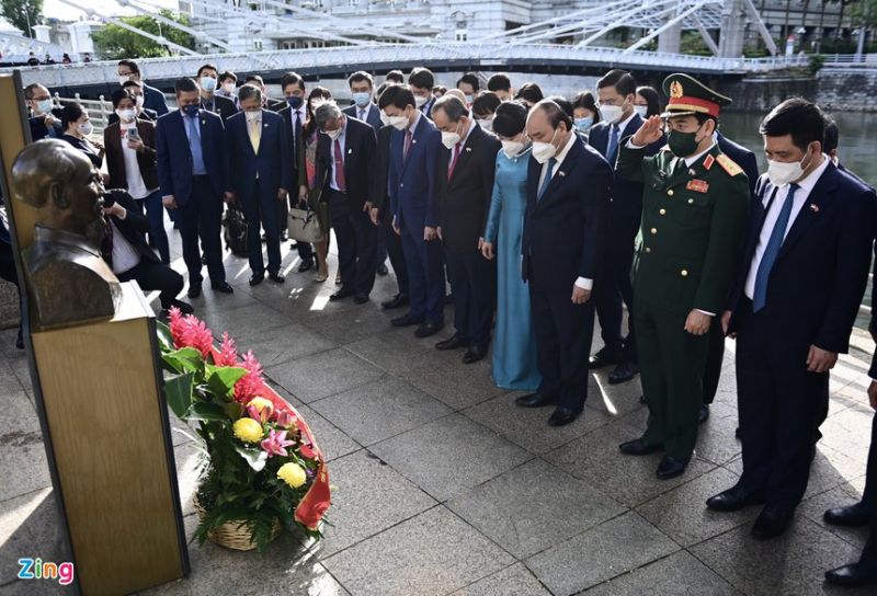 Chủ tịch nước và đoàn đã dành phút mặc niệm tưởng nhớ công ơn của Chủ tịch Hồ Chí Minh.