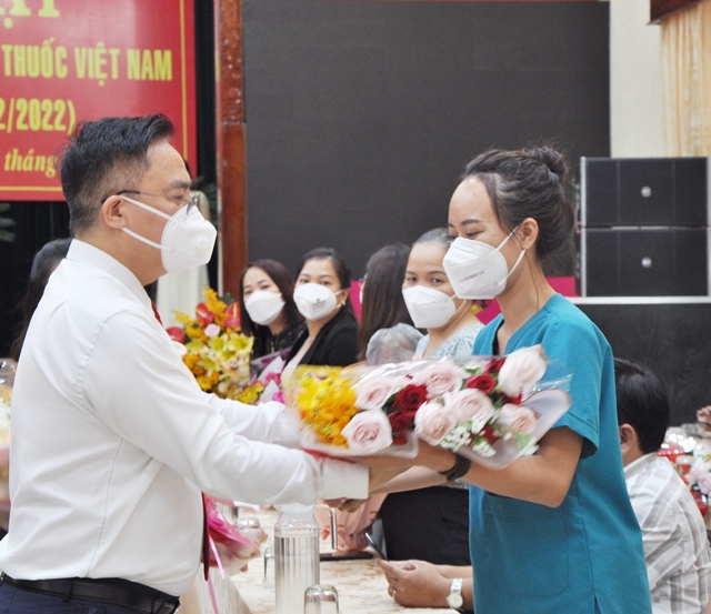 Ông Hoàng Vũ Thảnh, Chủ tịch UBND thành phố Vũng Tàu tặng hoa cho các y, bác sĩ