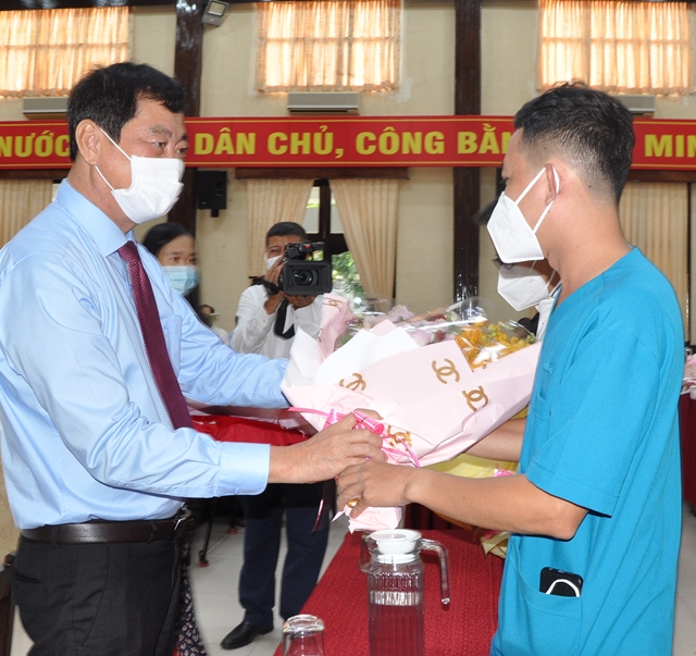 Ông Trần Đình Khoa, Bí thư Thành ủy thành phố Vũng Tàu tặng hoa cho các y, bác sĩ tại buổi họp mặt