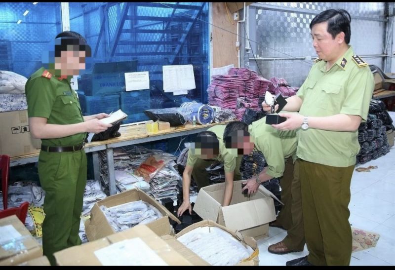Ông Trần Duy Tuấn - Cục trưởng Cục QLTT tỉnh Ninh Bình (bìa phải) kiểm tra kho hàng cơ sở kinh doanh Trần Văn Bản ở xã Gia Trung, huyện Gia Viễn, tỉnh Ninh Bình.
