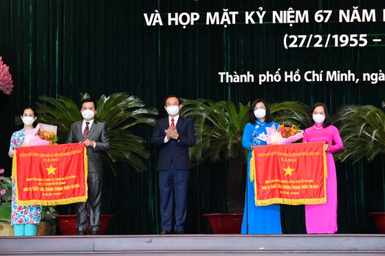 Bí thư Thành ủy TPHCM Nguyễn Văn Nên tặng Cờ thi đua của Chính phủ cho các tập thể tại buổi lễ