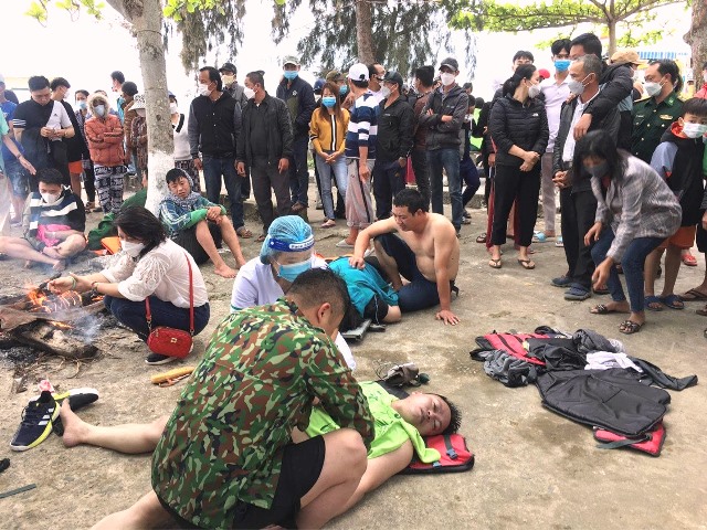 Các lực lượng cứu hộ đưa các nạn nhân được tìm thấy lên bờ.