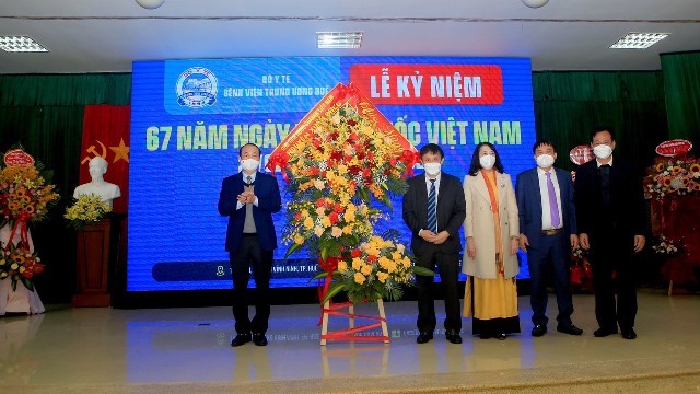 Lẵng hoa của Chủ tịch nước Nguyễn Xuân Phúc trao tặng cho đội ngũ Thầy thuốc Bệnh viện Trung ương Huế nhân Ngày Thầy thuốc Việt Nam 27.2