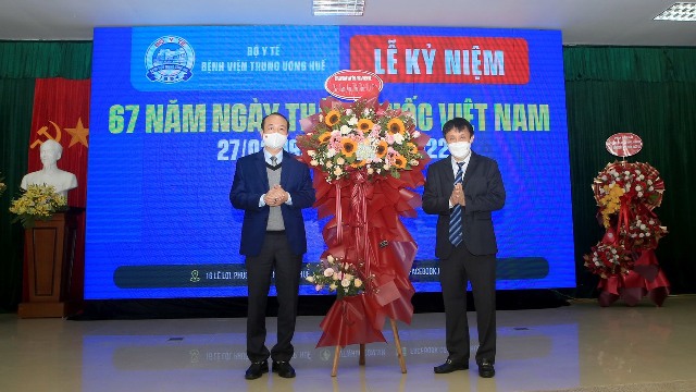 Ông Nguyễn Thanh Bình, PCT UBND tỉnh Thừa Thiên Huế (bên trái) tặng lẵng hoa chúc mừng các Thầy thuốc Bệnh viện Trung ương Huế