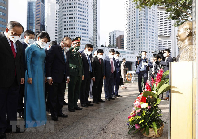 Chủ tịch nước Nguyễn Xuân Phúc và Đoàn đã tới dâng hoa tại Tượng đài Chủ tịch Hồ Chí Minh tại Singapore, ngày 26/2. Ảnh: TTXVN