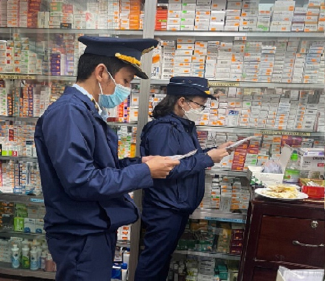 Lực lượng QLTT Quảng Ngãi kiểm tra tại một cửa hàng kinh doanh thiết bị y tế