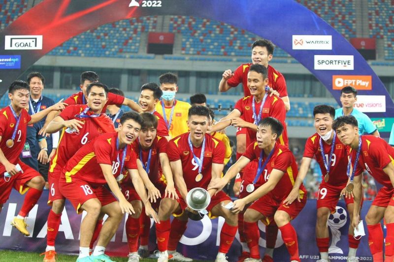 Phan Tuấn Tài (thứ 5 từ phải sang, hàng cuối) ăn mừng chức vô địch cùng các đồng đội.