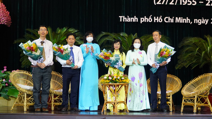 Bà Nguyễn Thị Lệ, Phó Bí thư Thành ủy, Chủ tịch HĐND TP HCM và bà Phan Thị Thắng, Phó Chủ tịch UBND TP HCM, tặng hoa cho 4 bác sĩ, điều dưỡng tham gia tọa đàm.
