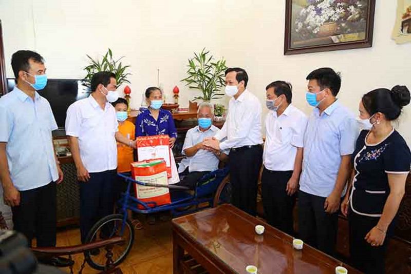 Lãnh đạo Bộ Lao động - Thương binh và Xã hội và lãnh đạo tỉnh Thái Nguyên tặng quà người có công nhân dịp Kỷ niệm 74 năm ngày Thương binh - Liệt sỹ