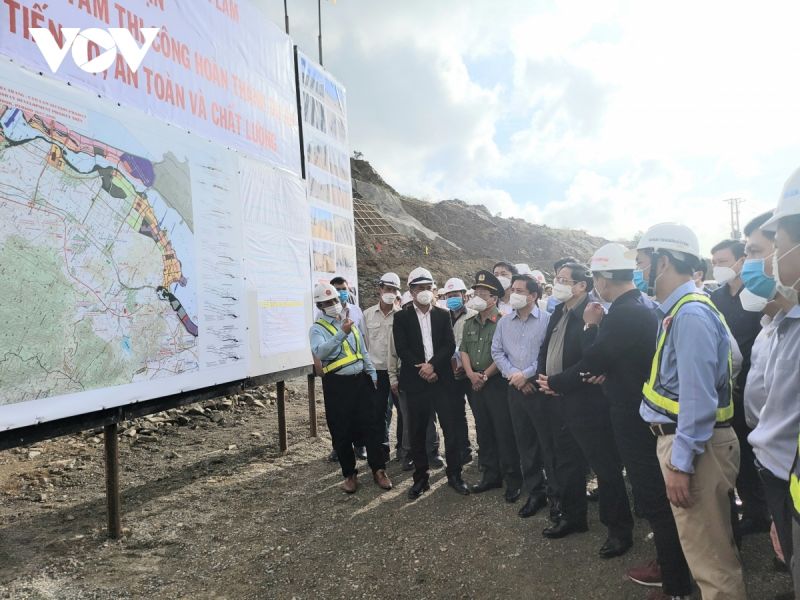 Thủ tướng nghe báo cáo tình hình triển khai thi công dự án cao tốc Cam Lâm – Vĩnh Hảo