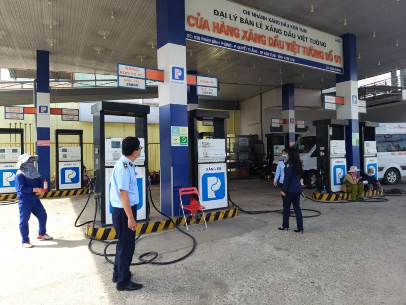 Lực lượng Quản lý thị trường tỉnh Kon Tum kiểm tra giám sát hoạt động kinh doanh xăng dầu