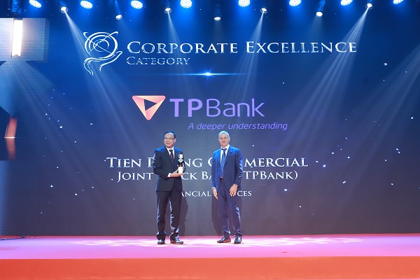 Ông Khúc Văn Họa - Phó Tổng giám đốc TPBank (bên trái) tại Lễ vinh danh