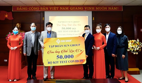 Tập đoàn Sun Group tặng kit test Covid-19 cho Sở Y tế Lào Cai.