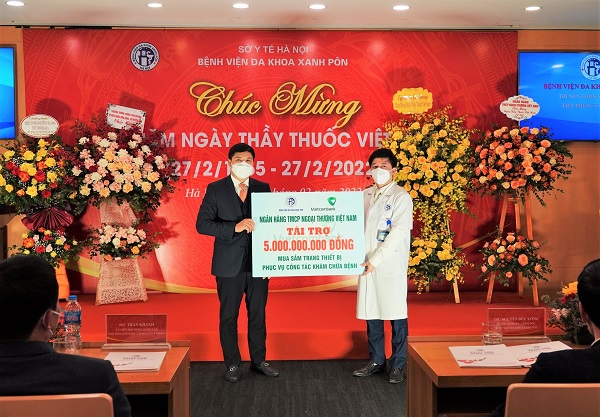 Ông Hồng Quang – Thành viên HĐQT, Chủ tịch Công đoàn đại diện Vietcombank (bên trái) trao tặng 5 tỷ đồng mua sắm trang thiết bị phục vụ công tác khám chữa bệnh cho Bệnh viện Đa khoa Xanh Pôn