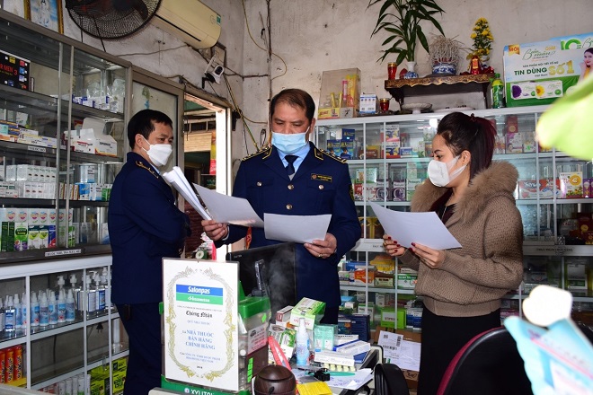 Lực lượng QLTT tỉnh Tuyên Quang kiểm tra một cửa hàng kinh doanh dược phẩm trên địa bàn