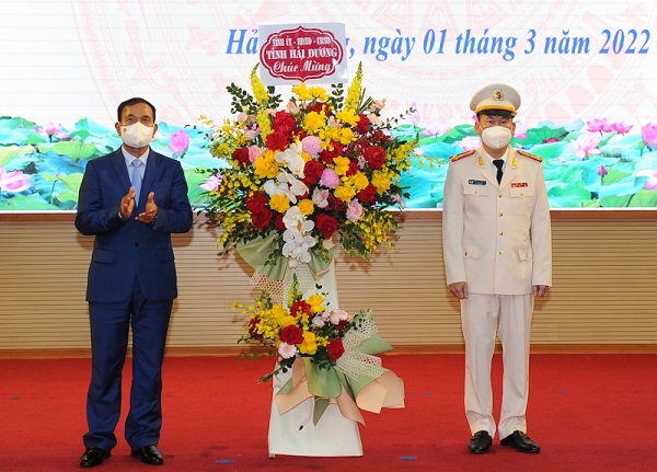 Phó Chủ tịch Thường trực UBND tỉnh Hải Dương Lưu Văn Bản tặng hoa chúc mừng.
