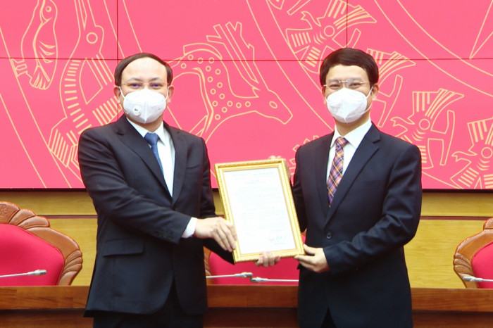 Ông Nguyễn Xuân Ký, Bí thư Tỉnh ủy trao quyết định cho ông Nguyễn Hồng Dương giữ chức vụ Trưởng Ban Tuyên giáo Tỉnh ủy.