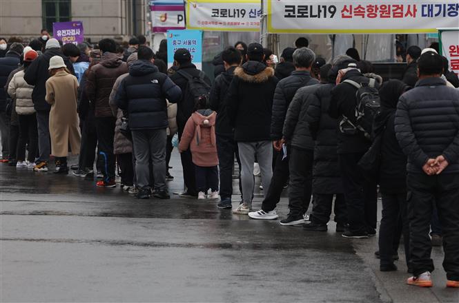 Người dân xếp hàng chờ xét nghiệm Covid-19 tại Seoul, Hàn Quốc, ngày 1/3/2022 (Ảnh: Yonhap/ TTXVN)