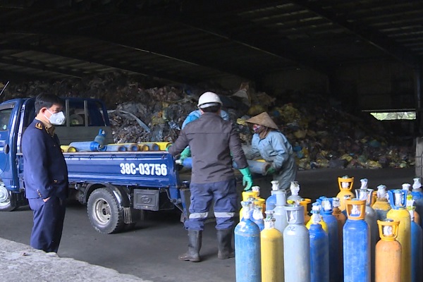117 bình khí N2O được vận chuyển đến nơi tiêu hủy