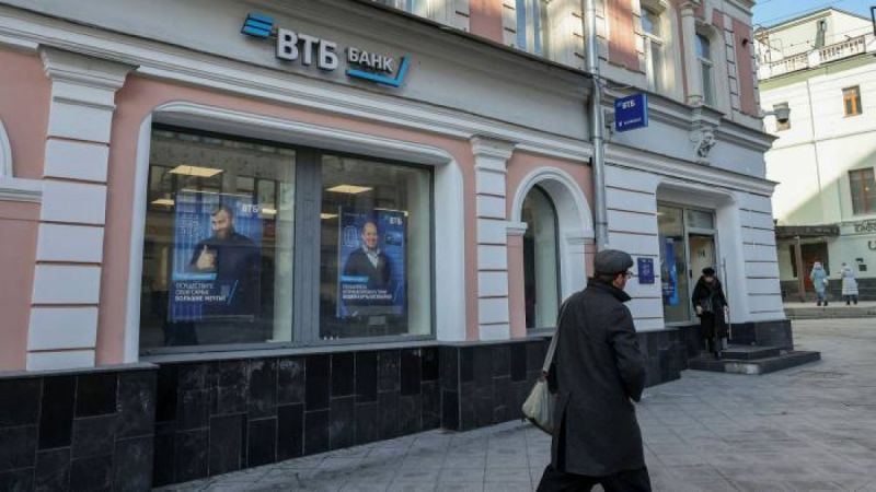 Ngân hàng VTB của Nga nằm trong danh sách trừng phạt của EU. Ảnh: Financial Times