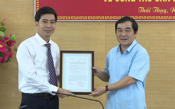 Đồng chí Lê Hoàng Oanh bên trái