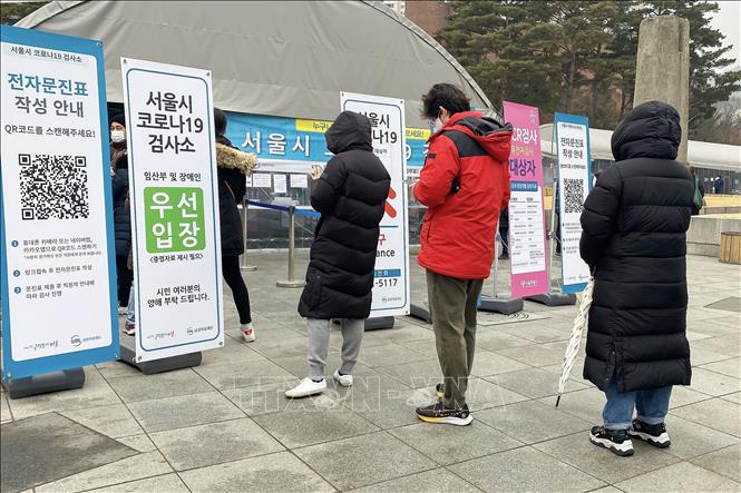 Người dân xếp hàng khai báo thông tin y tế chờ xét nghiệm Covid-19 tại tại một điểm xét nghiệm lưu động của quận Seodaemun. Ảnh: Anh Nguyên - PV TTXVN tại Hàn Quốc