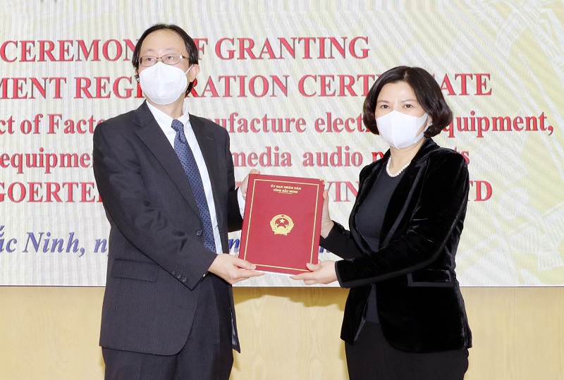 Chủ tịch UBND tỉnh Nguyễn Hương Giang trao Giấy chứng nhận đăng ký đầu tư cho Công ty TNHH Khoa học kỹ thuật Goertek Vina.